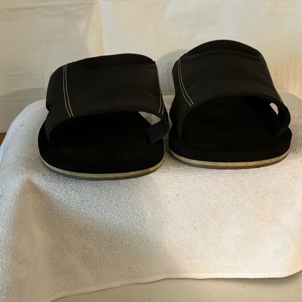 Dockers Black Men’s Faux Leather Slide Sandal Measures 11.5” as no size shown.